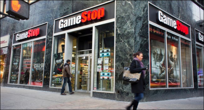 Uma tomada GameStop em uma esquina da cidade.