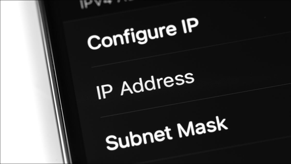 Close de uma tela de iPhone com foco nas configurações de endereço IP
