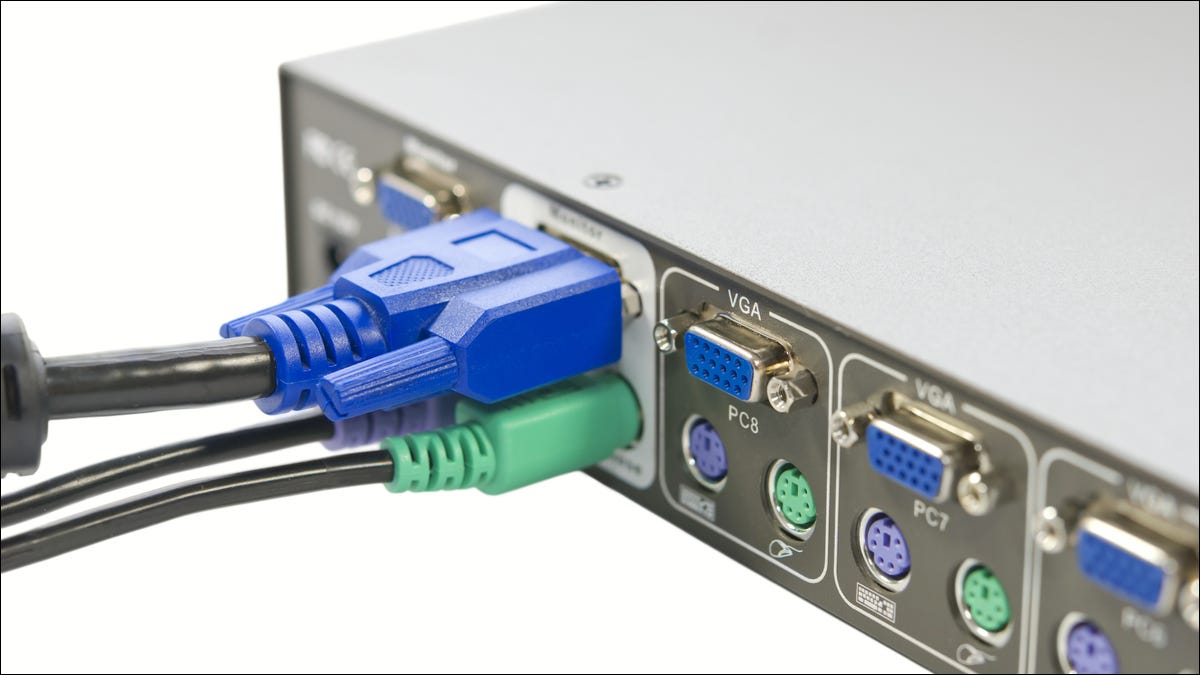 Close de um switch KVM com conexões VGA.