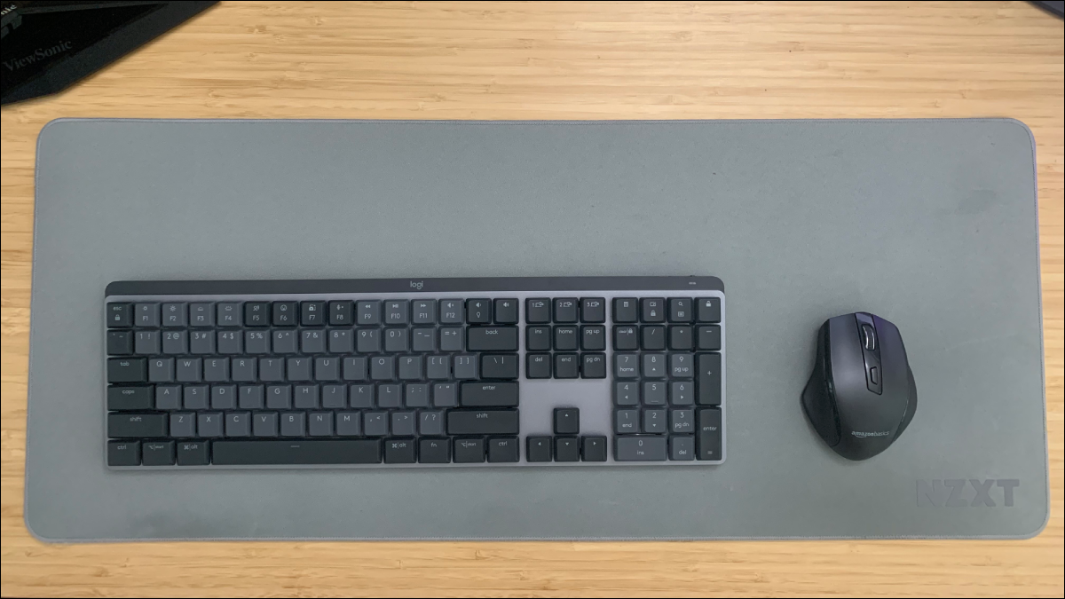 Teclado mecânico Logitech MX na mesa