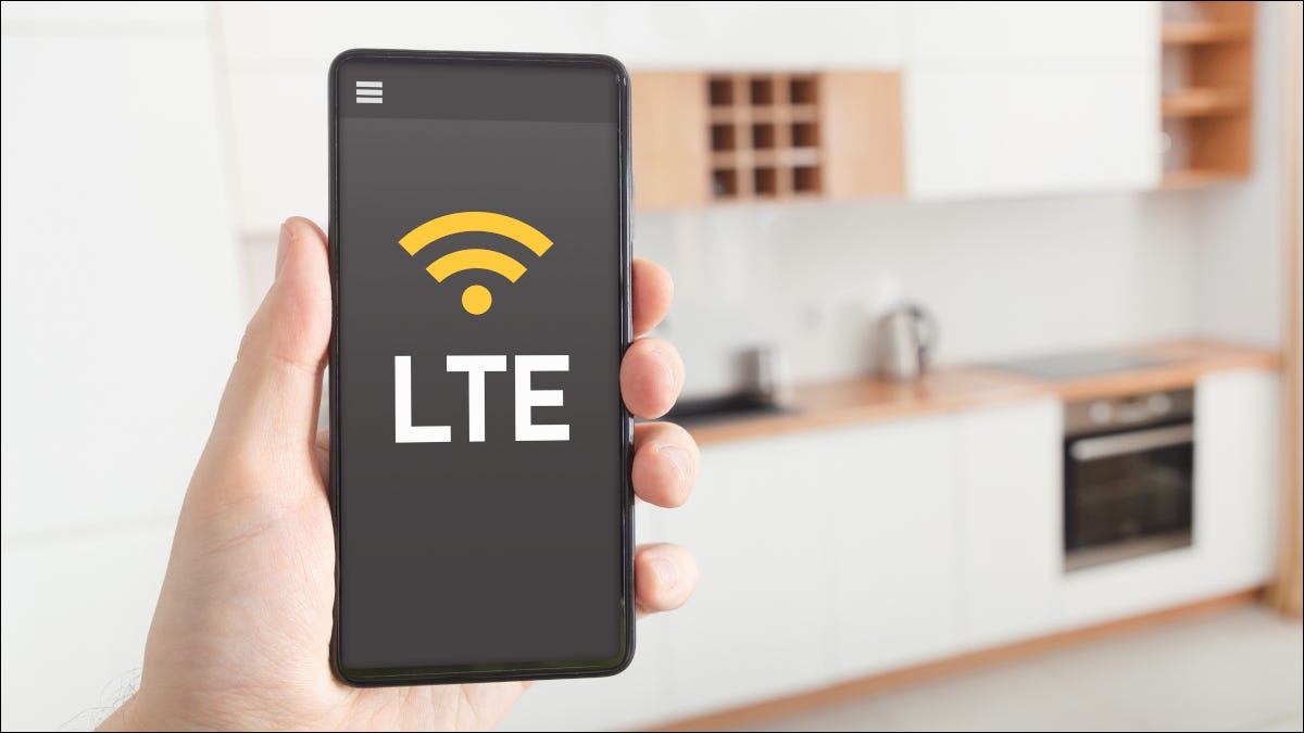 Um smartphone na mão mostrando o símbolo de conexão LTE.