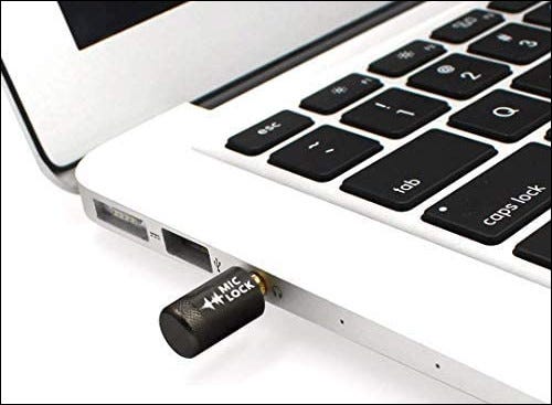 Um bloqueador de microfone conectado a um laptop.