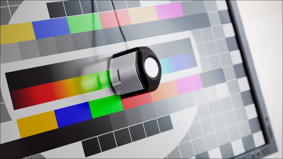 Close de um monitor sendo calibrado por cores.