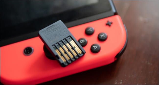 Close de um cartucho de jogo do Nintendo Switch em cima de uma unidade do Switch.