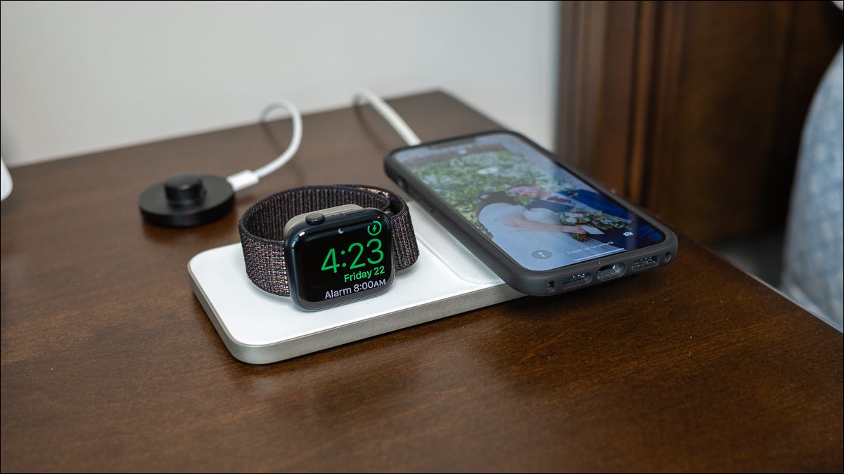 Nomad Base One Max carregando um Apple Watch e iPhone