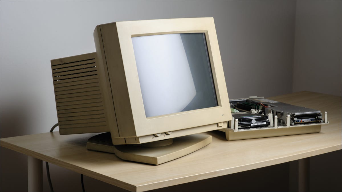 Um monitor de computador CRT velho e empoeirado em uma mesa.
