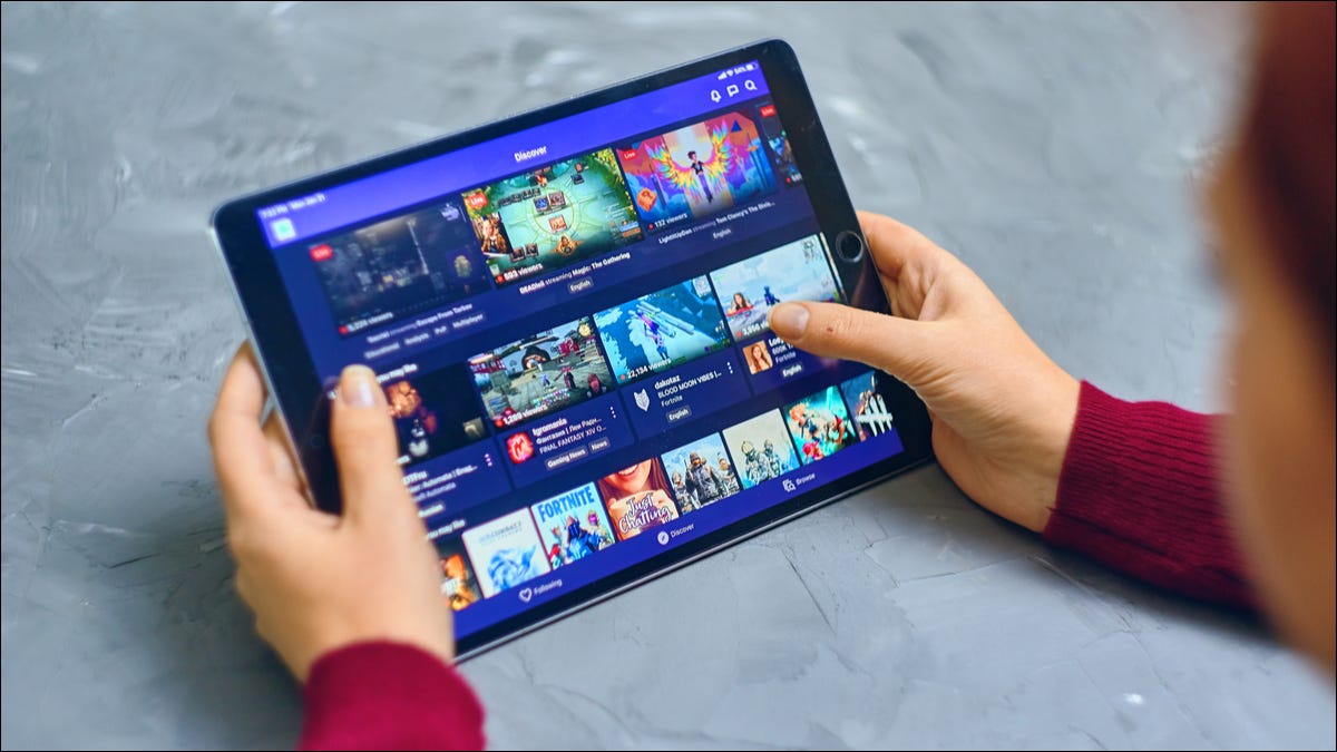 Pessoa visualizando streams no aplicativo Twitch usando um tablet.