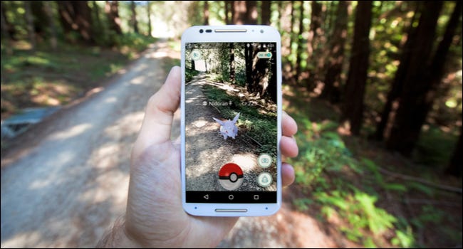 Um smartphone mostrando o jogo para celular Pokemon Go em um ambiente ao ar livre.
