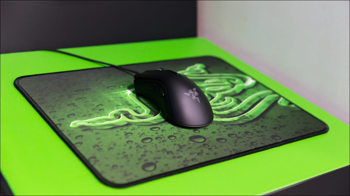 Mouse para jogos Razer em um mouse pad com o logotipo Razer.