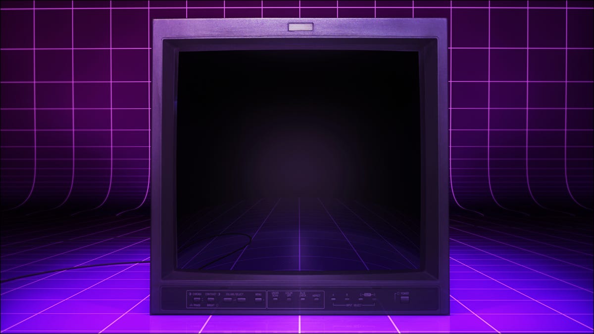 Um monitor CRT vintage com um fundo de grade de arcade retro roxo.
