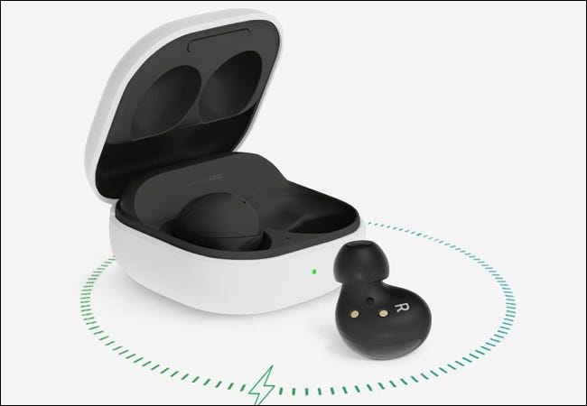 O Samsung Galaxy Buds 2 em seu estojo de carregamento.