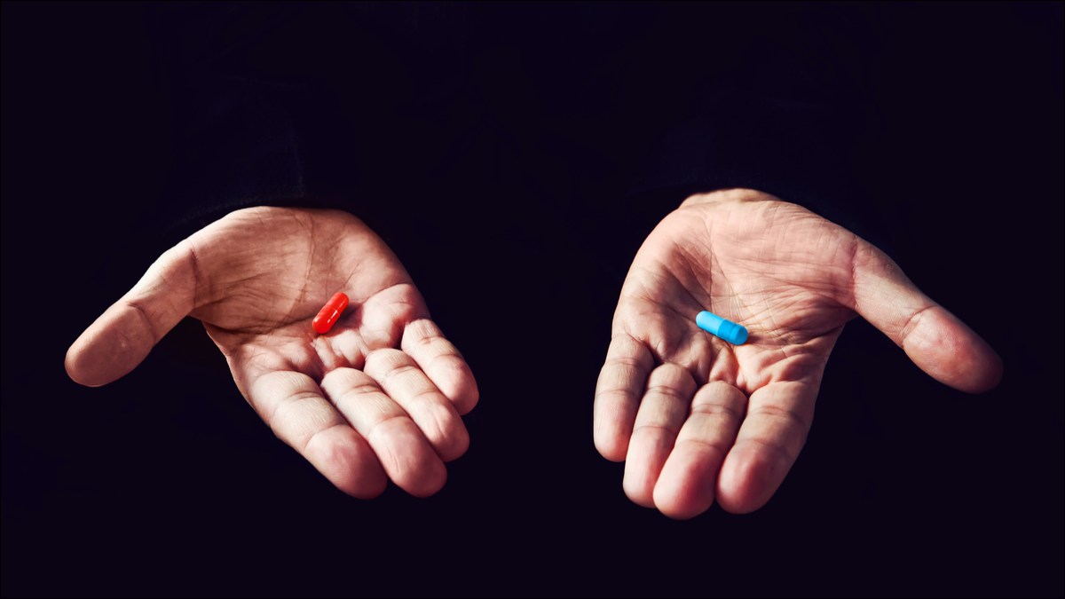 Duas mãos, uma segurando uma pílula vermelha e a outra uma pílula azul.