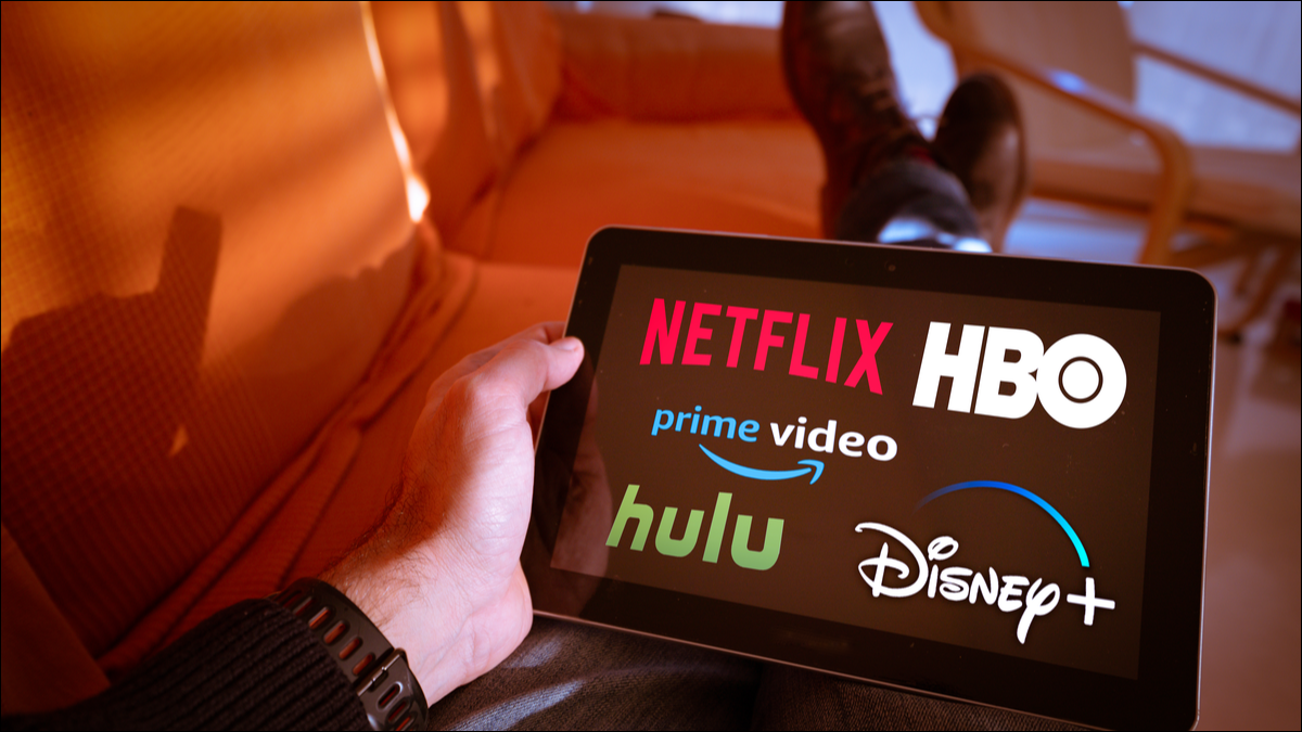 Um tablet com os logotipos Netflix, HBO, Amazon Prime Video, Hulu e Disney+.