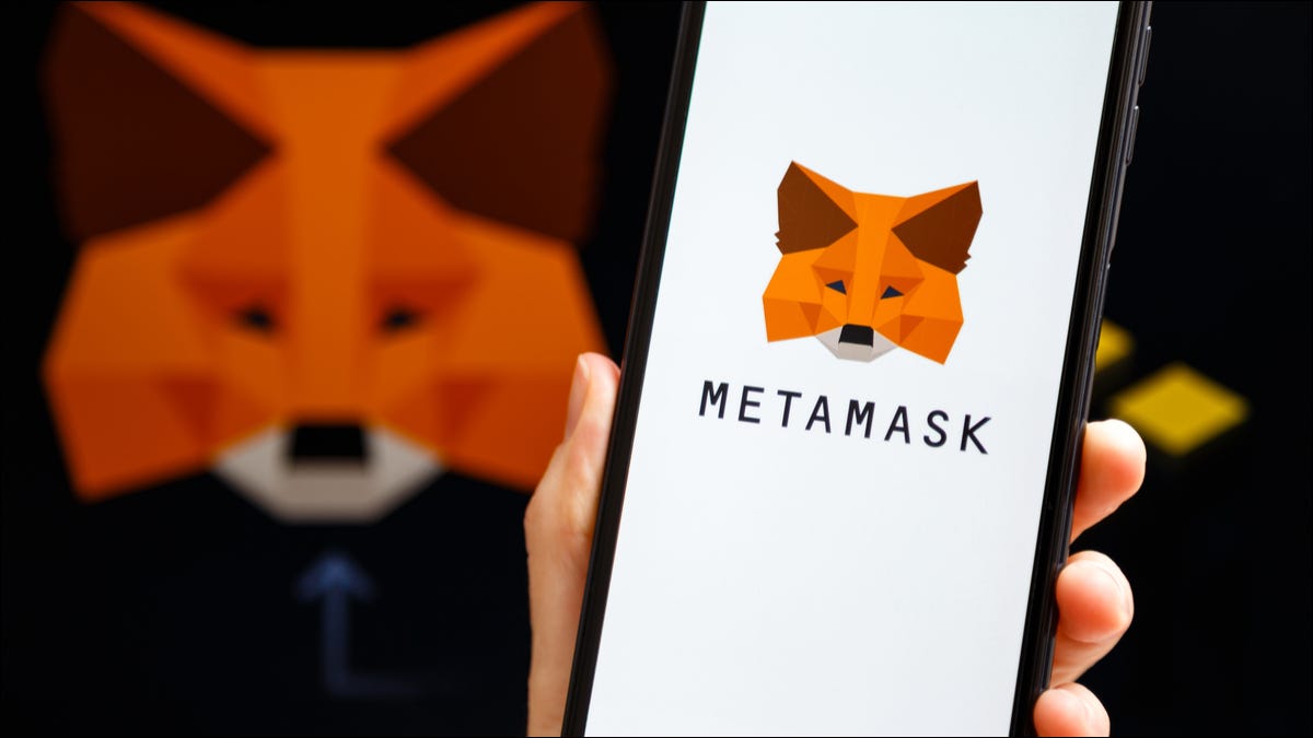 O logotipo MetaMask exibido em um smartphone.