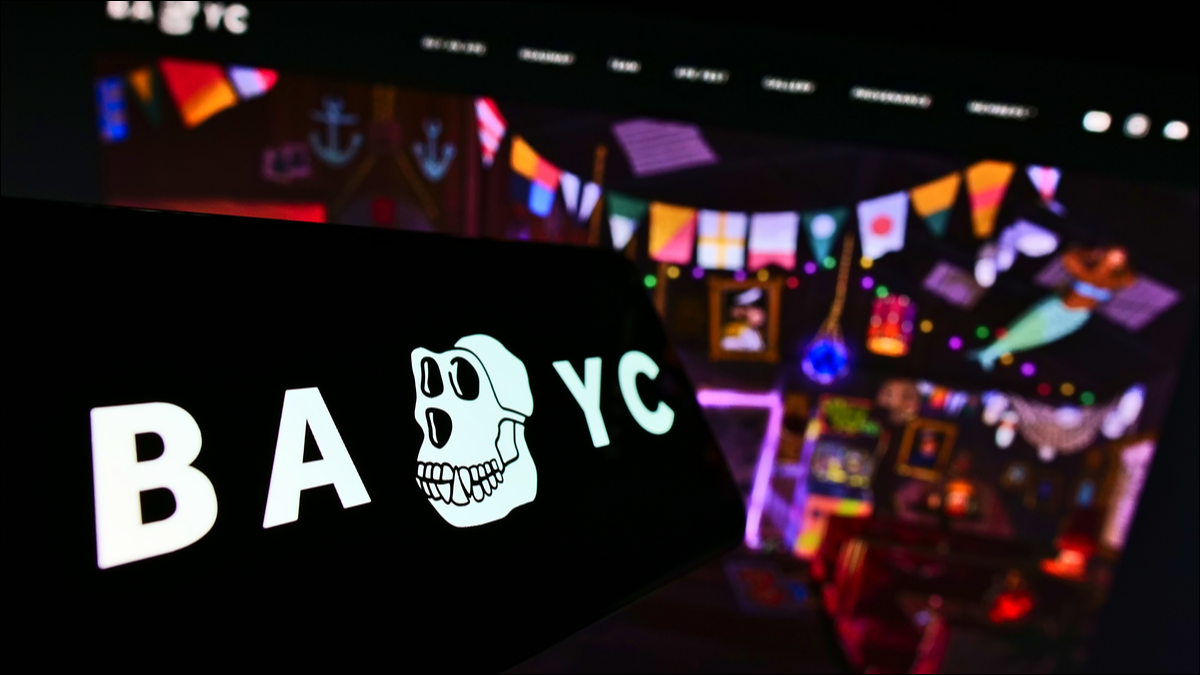 O logotipo do Bored Ape Yacht Club em um telefone em uma festa.