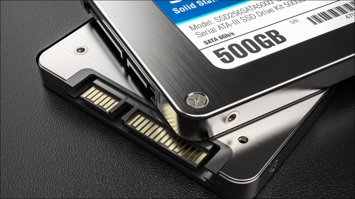 Closeup de dois SSDs em um fundo cinza.