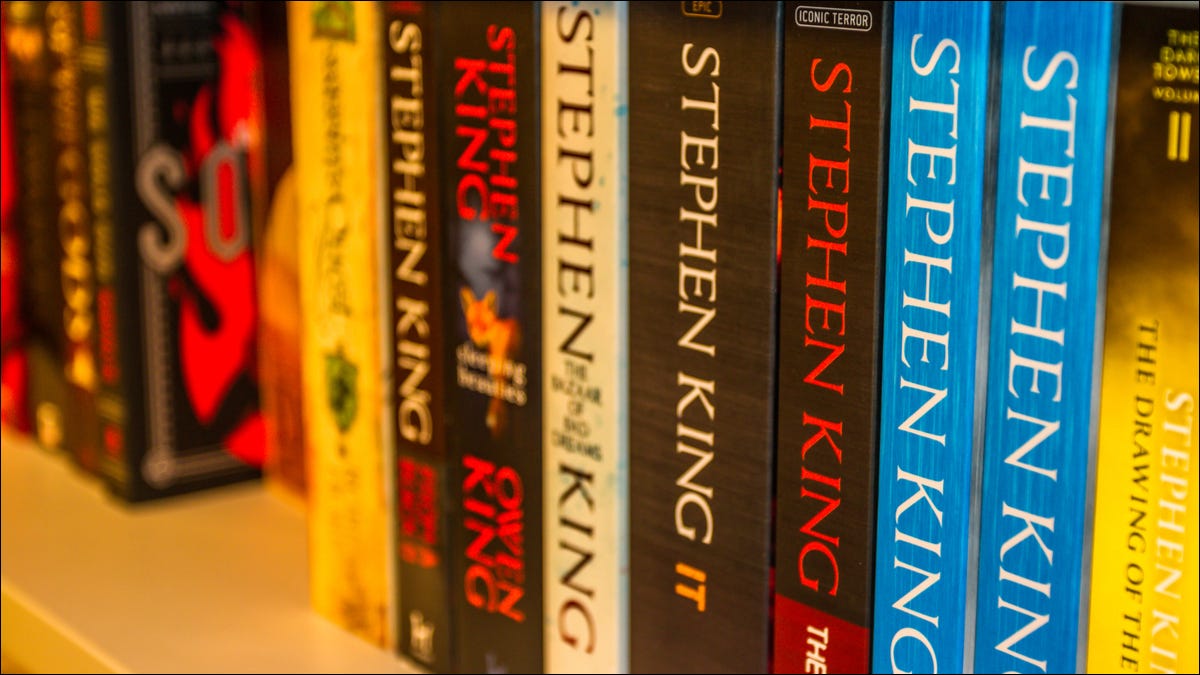 Uma coleção de livros de bolso de Stephen King em uma prateleira.