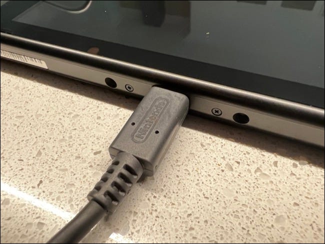 Carregue seu Switch com um adaptador de energia.