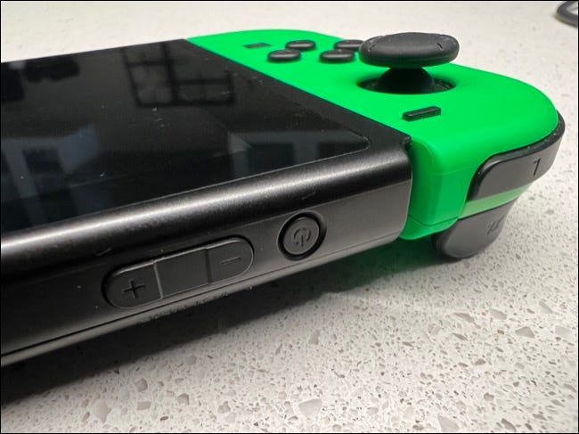 Ligue o Nintendo Switch usando o botão liga / desliga.