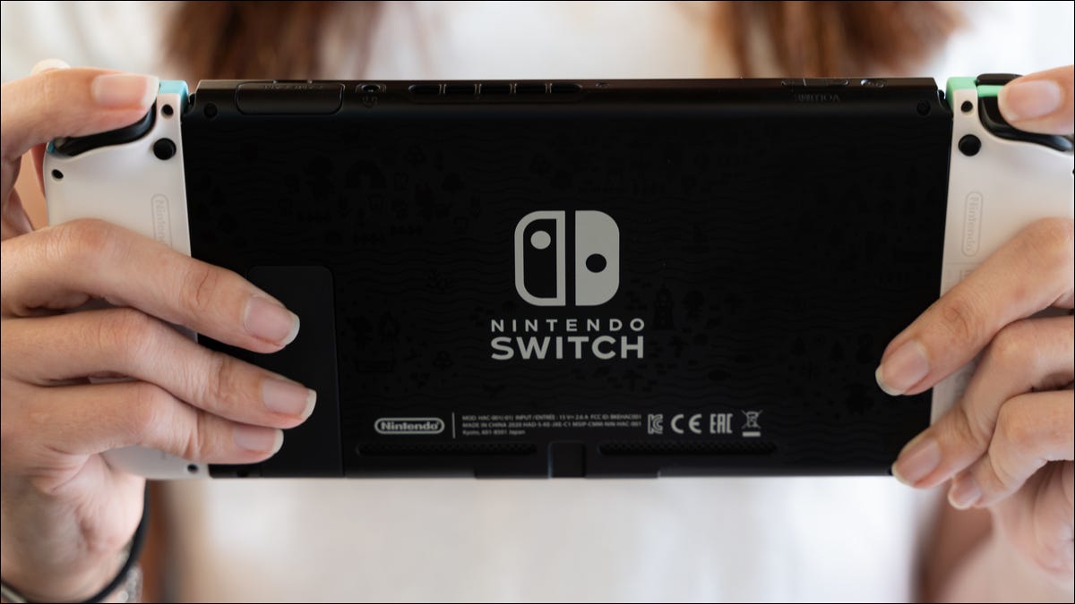 Mulher segurando um Nintendo Switch.