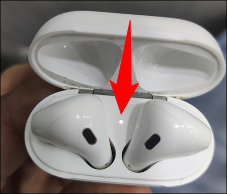 Luz piscando em branco em um estojo AirPods.