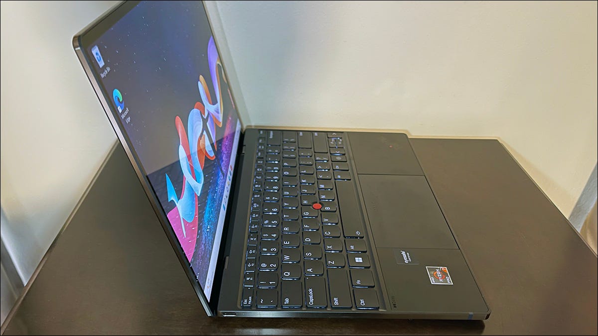 Abra o notebook com tela sensível ao toque Lenovo ThinkPad Z13 Gen 1 em uma mesa vista da esquerda