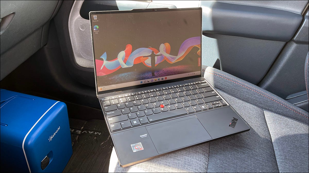 Um notebook com tela sensível ao toque Lenovo ThinkPad Z13 Gen 1 aberto dentro de um carro em um dia ensolarado