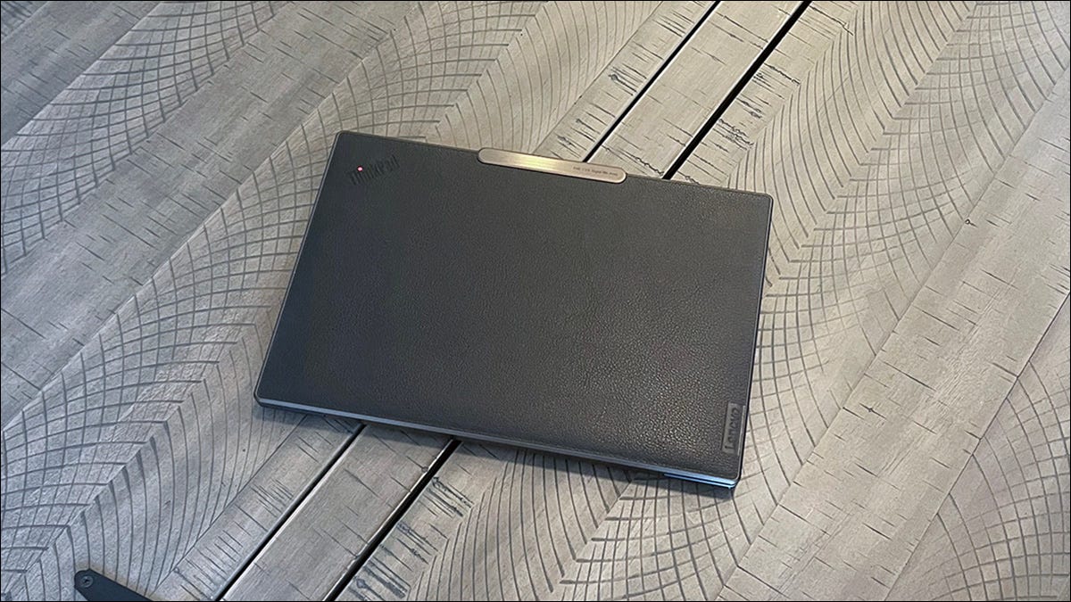Notebook com tela sensível ao toque Lenovo ThinkPad Z13 Gen 1 fechado em uma mesa