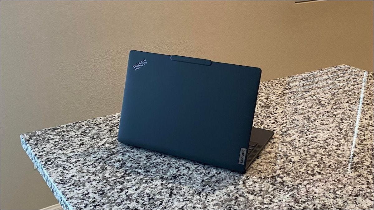 Laptop Lenovo ThinkPad X13 sentado em um balcão