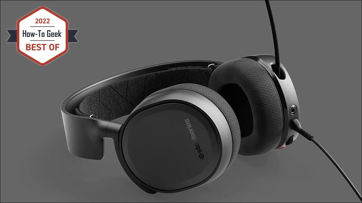 SteelSeries Arctis 3 em fundo cinza