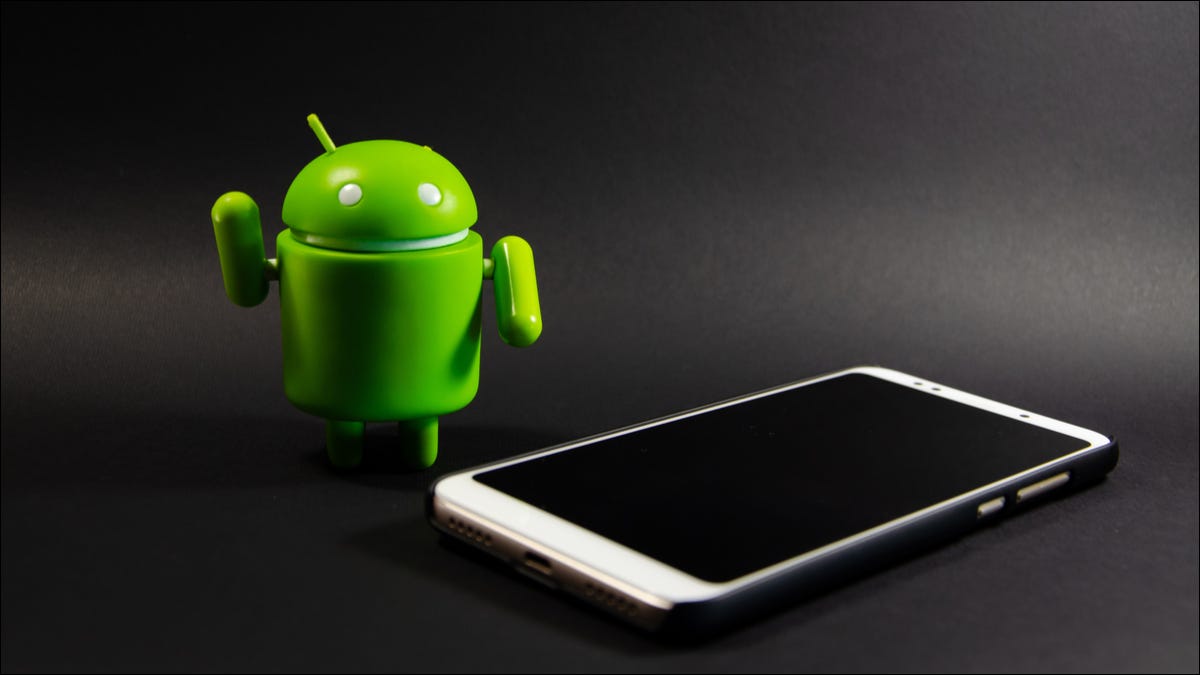 Robô e telefone Android.