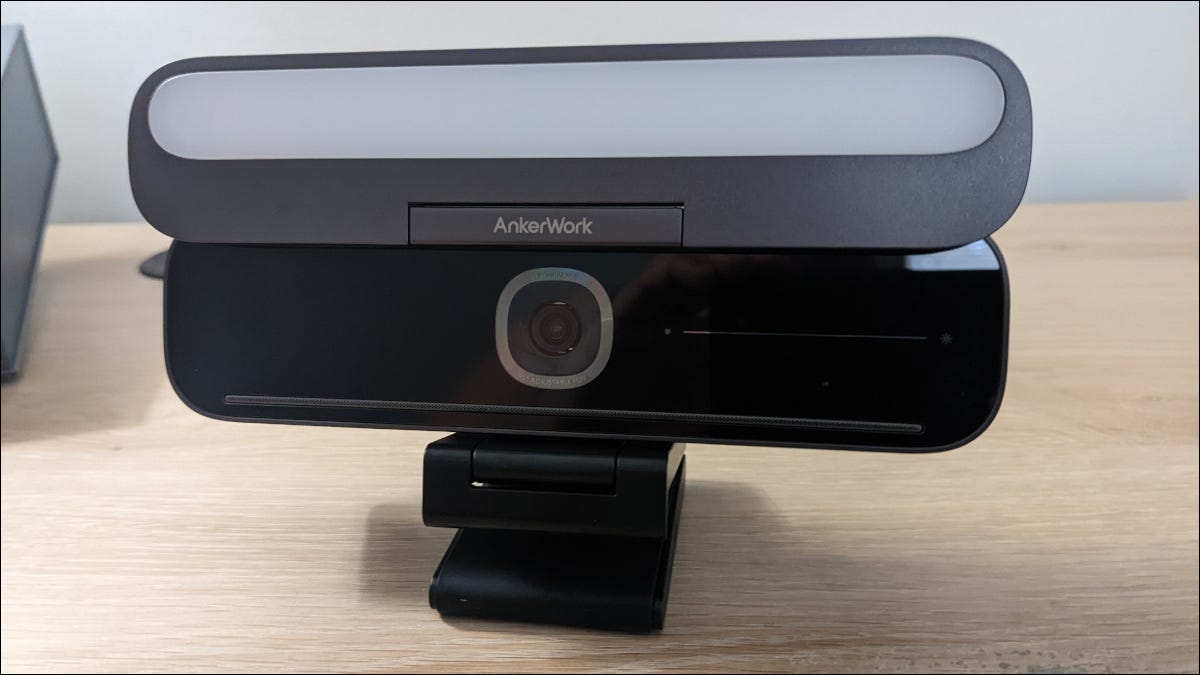 Webcam de barra de vídeo AnkerWork B600 na mesa
