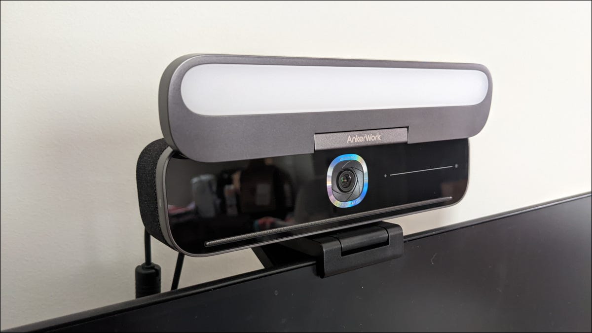 Câmera AnkerWork B600 apoiada em monitor externo