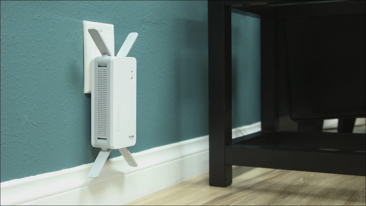 Um extensor de Wi-Fi conectado a uma tomada em uma sala de estar.