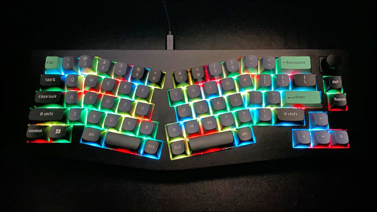 Keychron Q8 com iluminação de arco-íris RGB brilhante