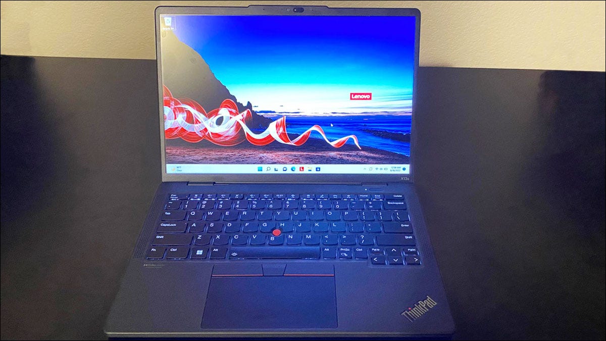 Imagem do laptop Lenovo ThinkPad X13, incluindo papel de parede