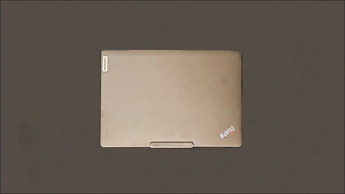 Vista aérea da tampa do Lenovo ThinkPad X13 com o logotipo ThinkPad.