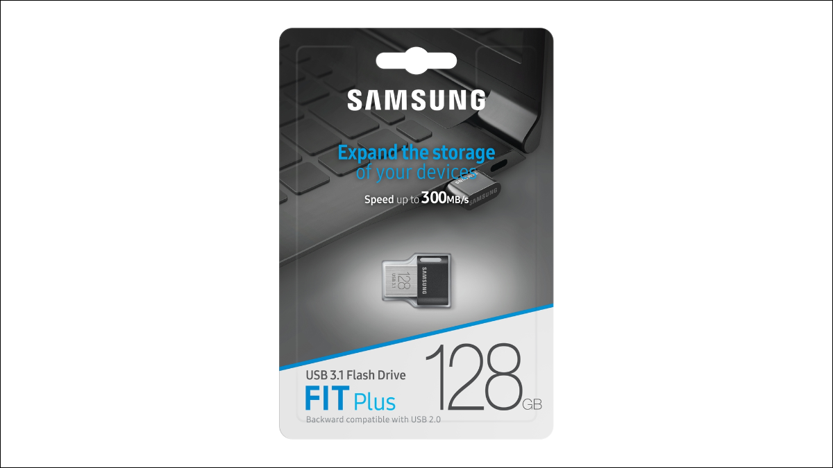 Unidade Flash Samsung FIT Plus em um pacote de varejo