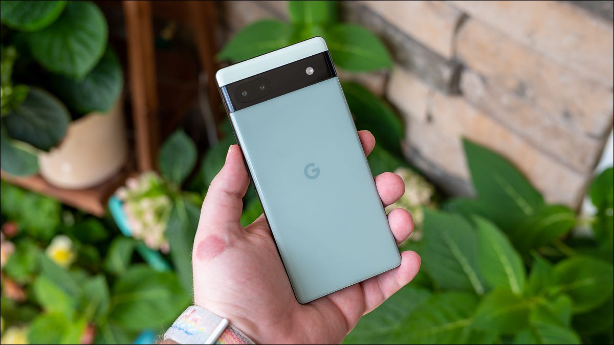 A parte de trás do Google Pixel 6a na mão de uma pessoa