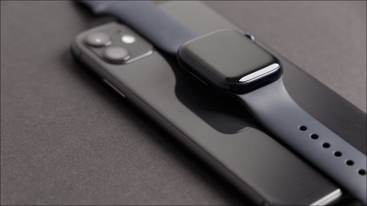 Um Apple Watch Series 7 preto em cima de um iPhone 11 correspondente.