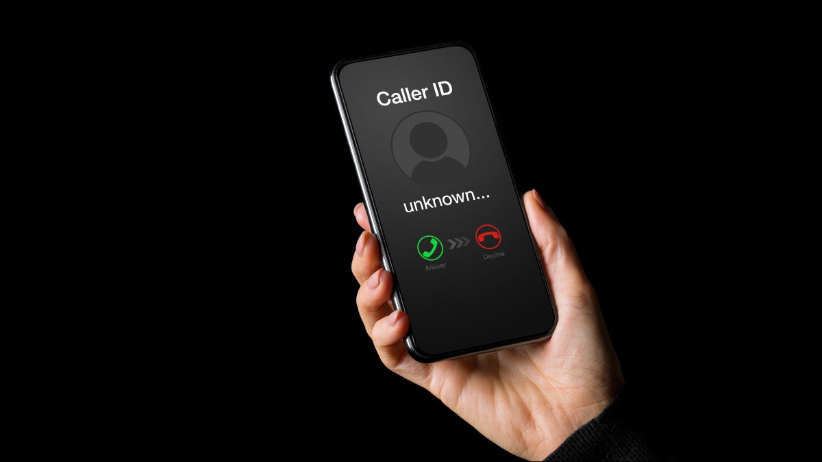 Close de um smartphone mostrando o identificador de chamadas de um número desconhecido.