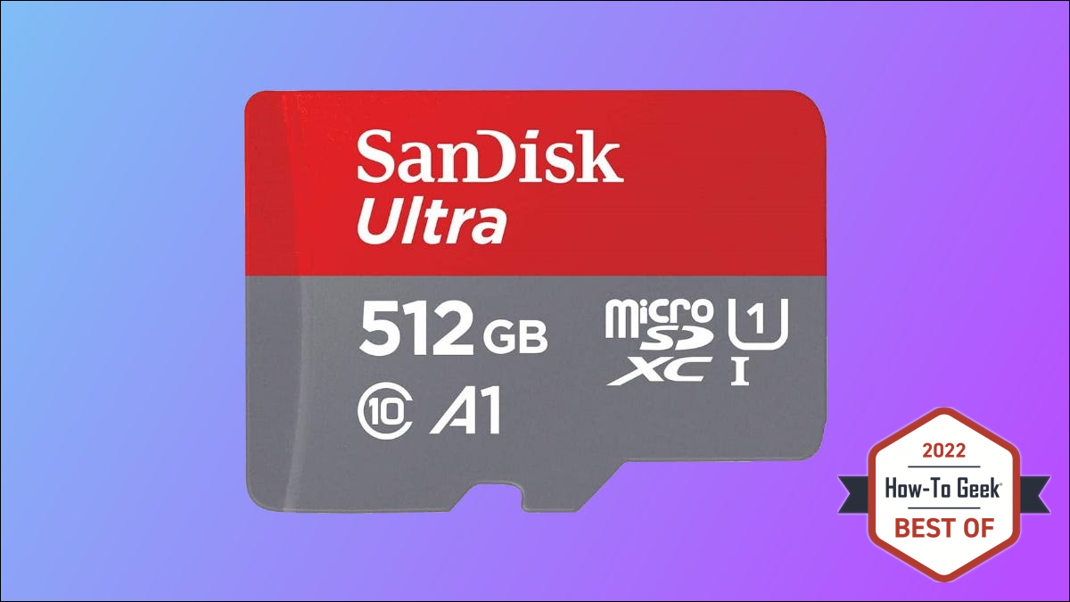 Cartão de memória SanDisk em fundo azul e roxo