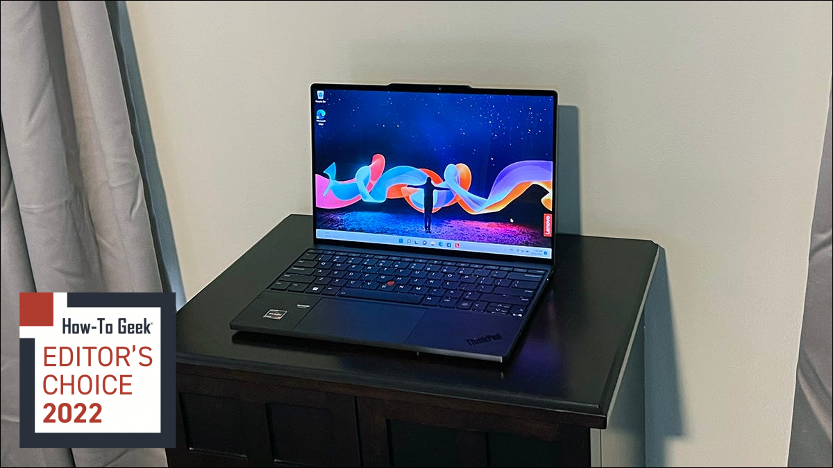 Notebook com tela sensível ao toque Lenovo ThinkPad Z13 Gen 1 aberto em uma mesa