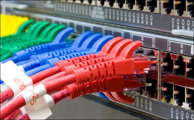 Cabos Ethernet em um switch de rede