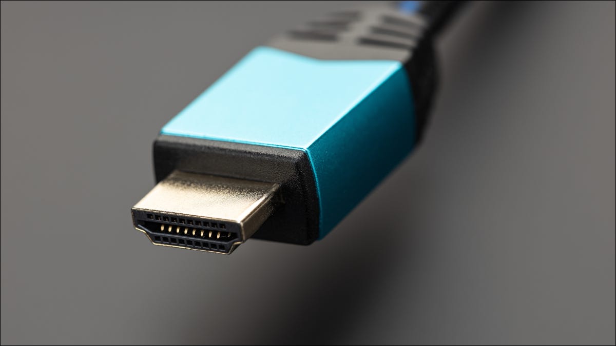 Close up de um conector de cabo HDMI azul.