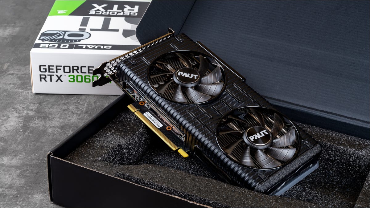 Uma placa de vídeo Palit NVIDIA Geforce RTX 3060 Ti em uma caixa aberta contra um fundo escuro.