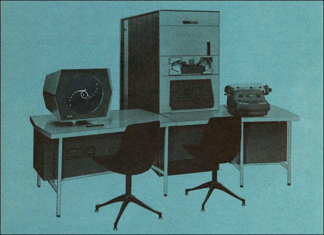 Um DEC PDP-1 com Spacewar sobreposto na tela.