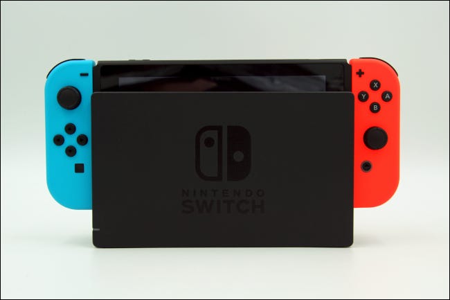 Um Nintendo Switch encaixado com fundo branco.
