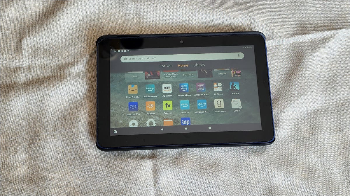 Tablet Amazon Fire 7 ligado e apoiado na mesa