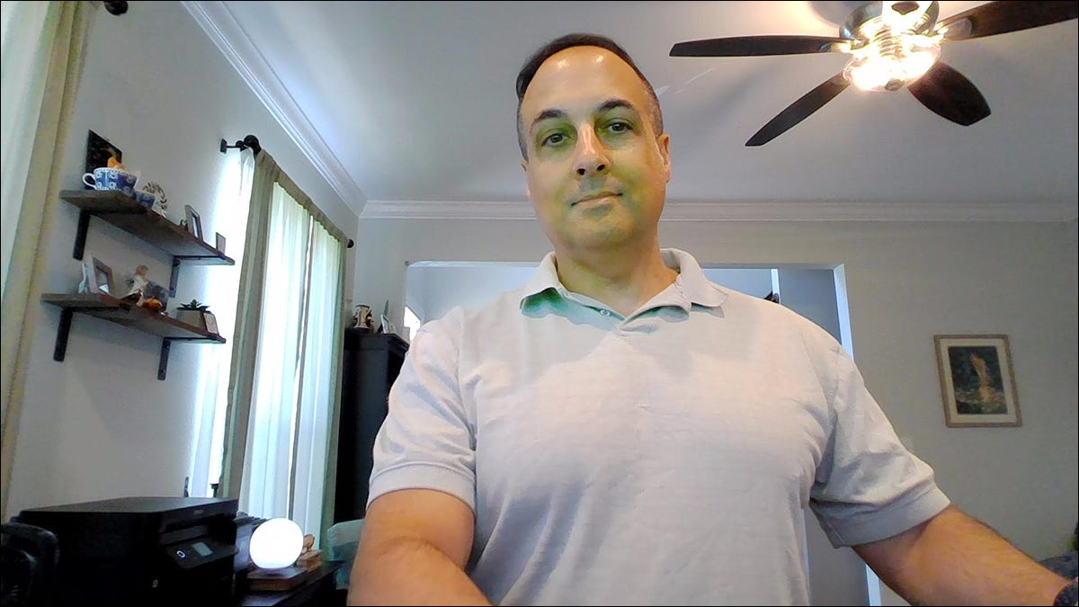 Imagem da webcam do notebook com tela sensível ao toque Lenovo ThinkPad Z13 Gen 1 mostrando um homem em uma camisa de manga curta com gola
